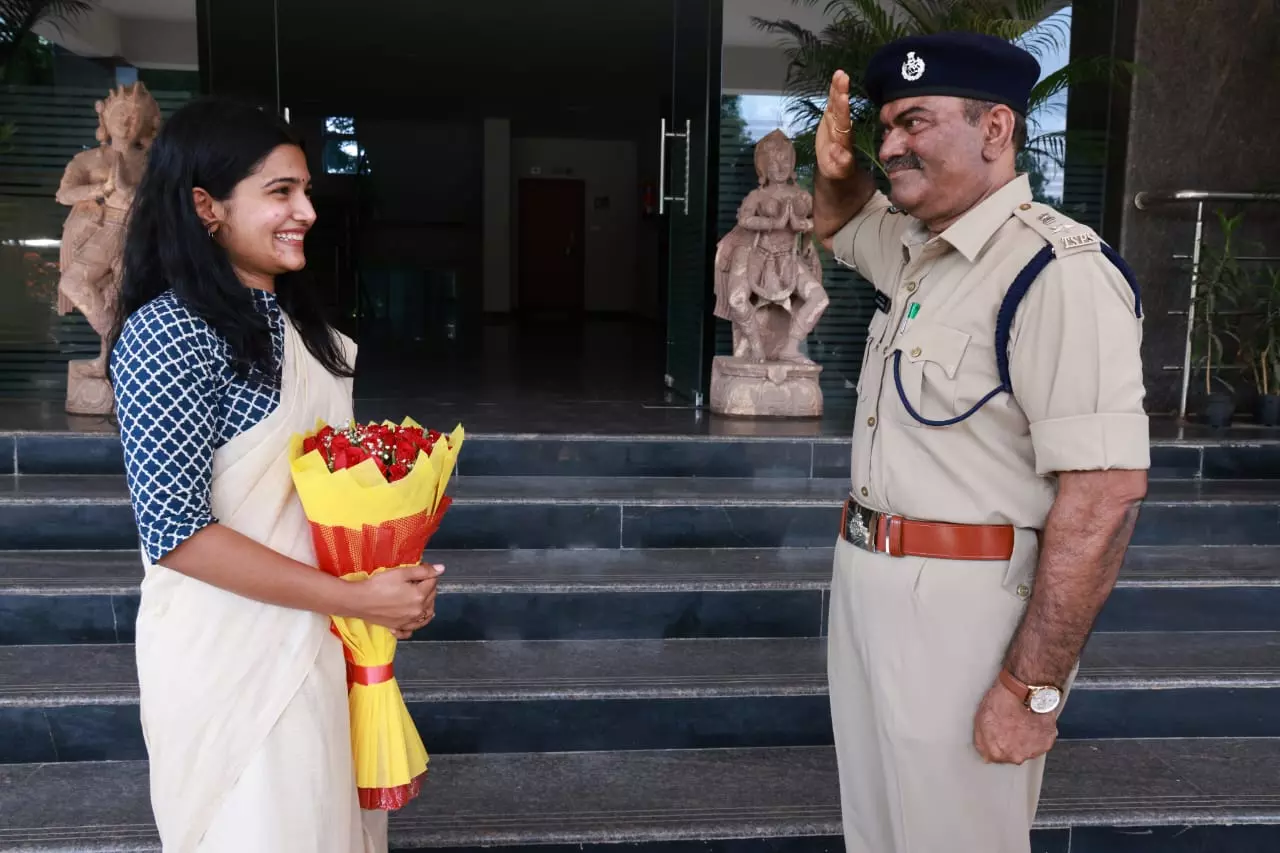 Telangana: Sp Father Proudly Salutes Ias Trainee Daughter At Police Academy 47