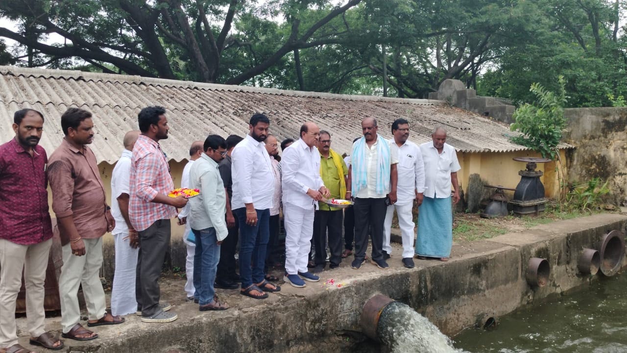 Rajahmundry Mla Launches Pumping Scheme For 2000 Acres 5