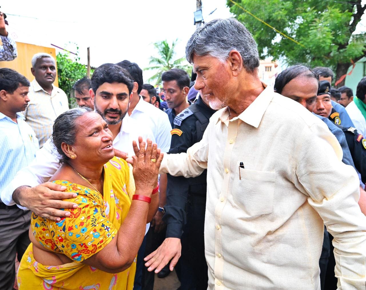 స్వయంగా పింఛన్ అందజేసిన సీఎం 5