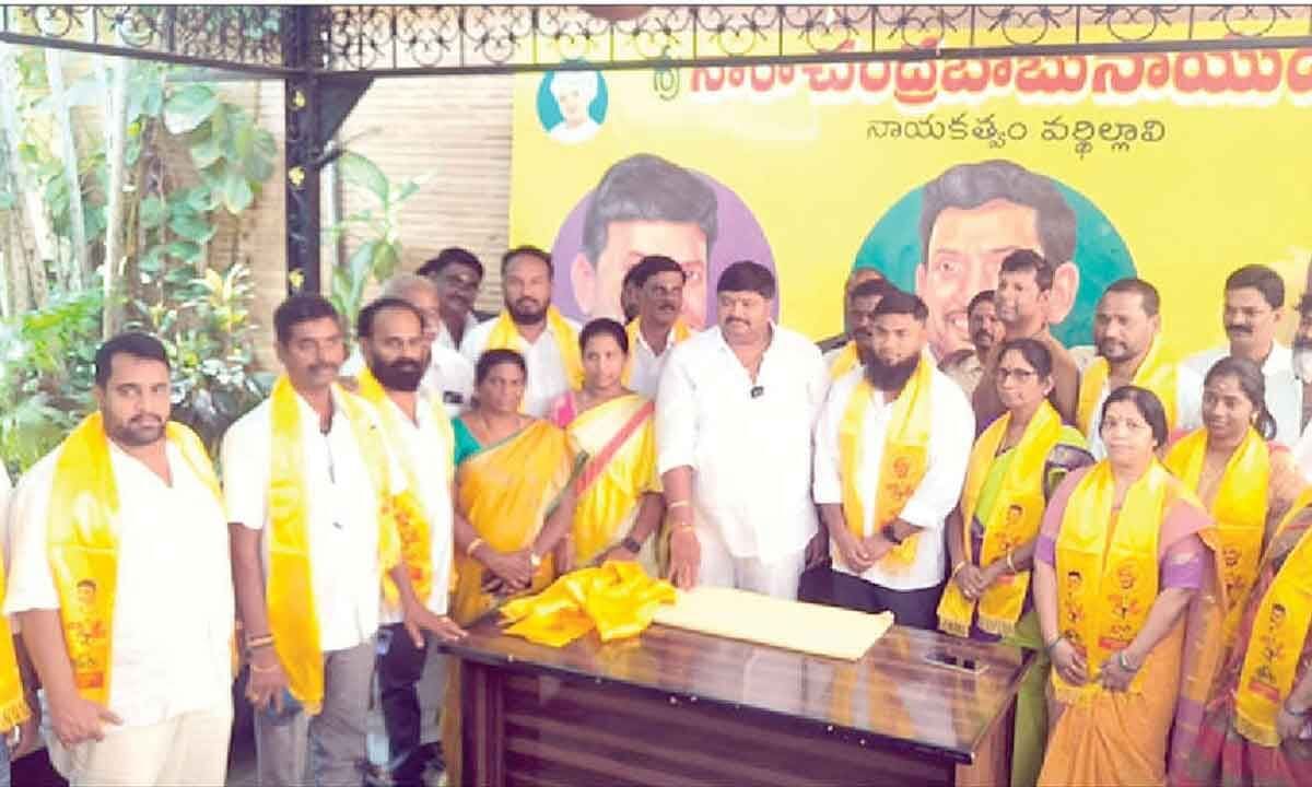 చిత్తూరులో వైసీపీకి భారీ షాక్... 12 మంది రాజీనామా 15