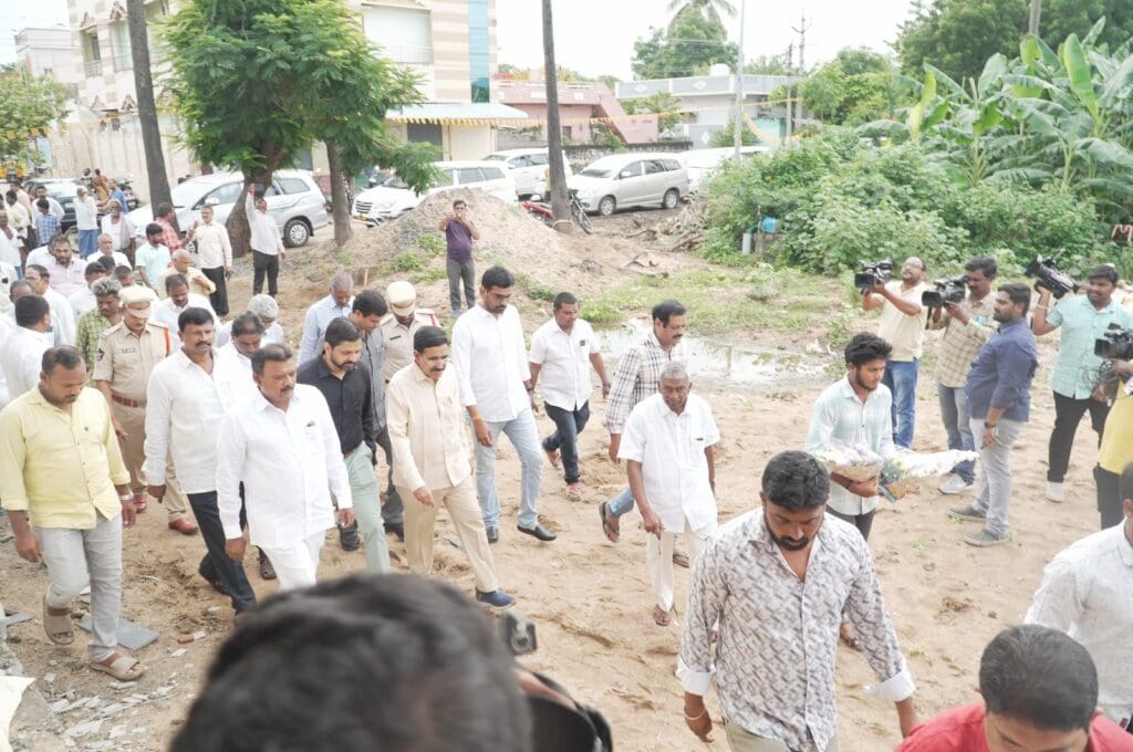 అమరావతి ప్రాజెక్టులను పరిశీలించిన మంత్రి నారాయణ, త్వరితగతిన పూర్తి చేయాలని హామీ 3