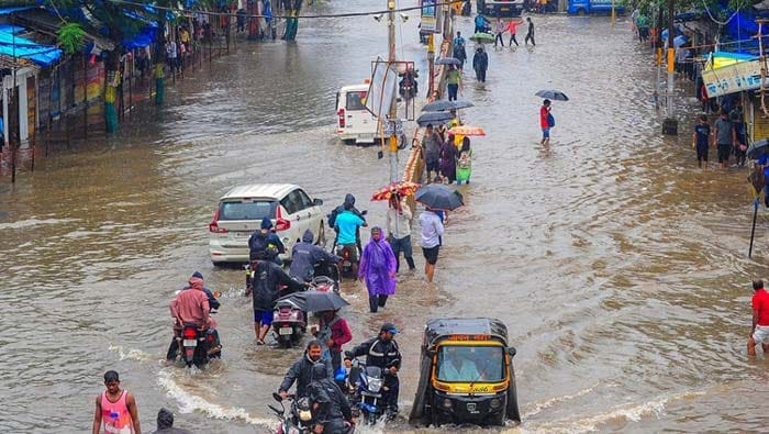 భారీ వర్షాలకు నీట మునిగిన ముంబై 55