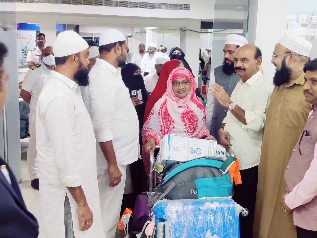 Haj Pilgrims Given Grand Welcome By Minister Farooq 23