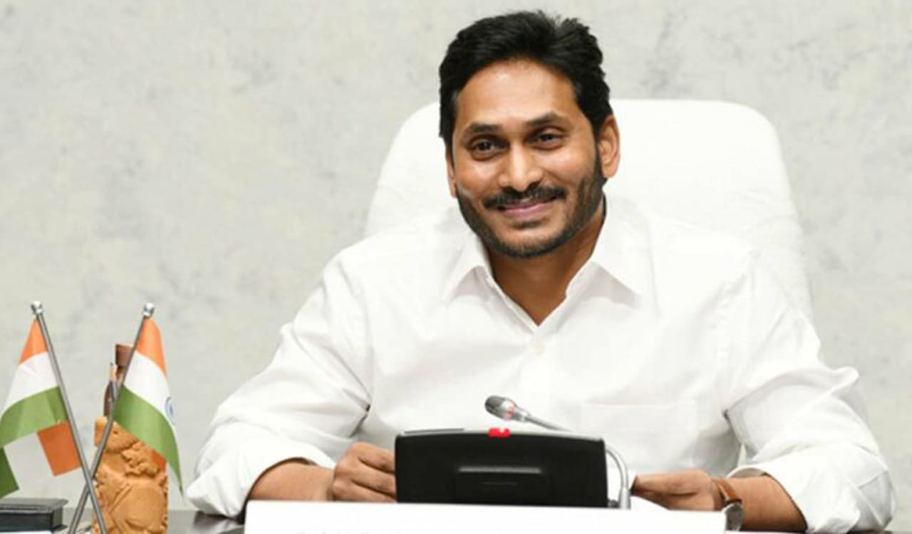 జగన్ కొత్త వ్యూహం: రేపటి నుంచి ప్రజా దర్బార్ ప్రారంభం! 39